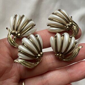 Vintage Star Signed Faux Pearl Chunky Gold Tone Shell Costume Fashion Earrings